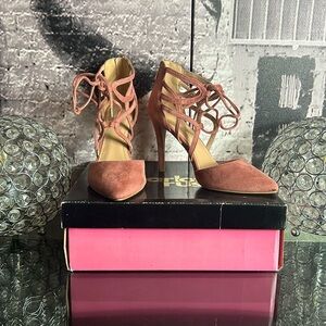 Charlotte Russe Athena Blush Heels NIB
Sz 9